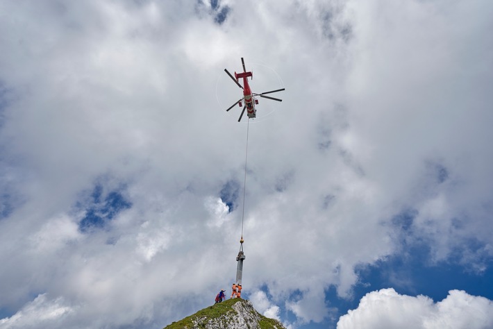 Steinerner Zeuge hoch über dem Achensee: Ein Gipfelkreuz aus Granit markiert die Seekarlspitze im Rofangebirge – /