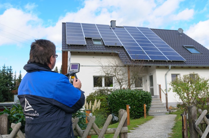 Sichere Solaranlage: Zertifikate für Komponenten und Installateure geben Orientierung / TÜV Rheinland: Photovoltaikanlage zulegen und Rendite erhöhen / Bei Installateuren auf Fachkompetenz achten