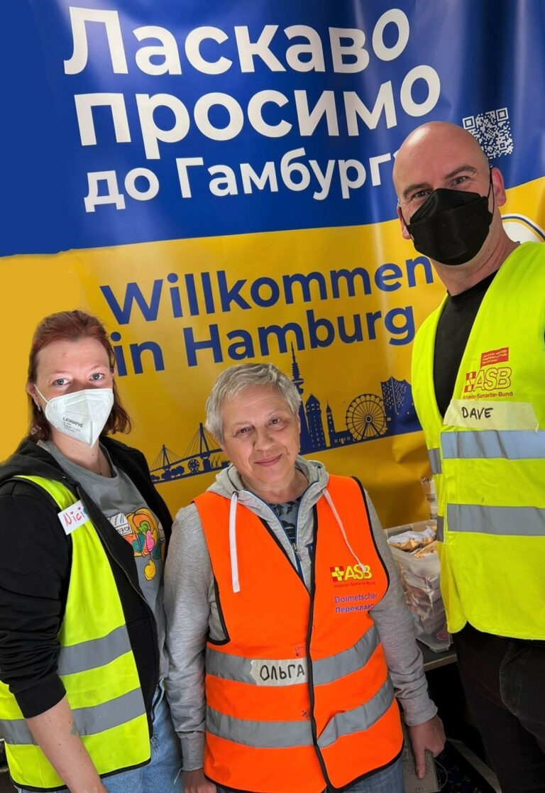 Der ASB Hamburg bedankt sich bei allen Helferinnen und Helfern für ihren großartigen Einsatz am Welcome Point für die ukrainischen Schutzsuchenden im Hamburger Hauptbahnhof und übergibt an die Stadt
